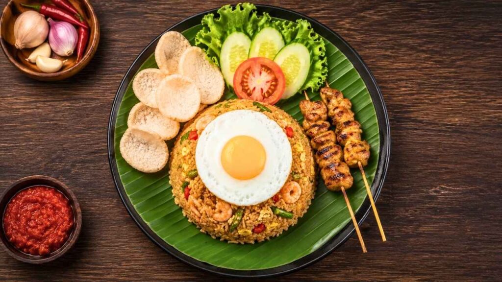 Delicious Fried Rice Platter with Juicy Grilled Skewers – A Flavor-Packed Meal Perfect for Lunch or Dinner