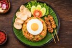 Delicious Fried Rice Platter with Juicy Grilled Skewers – A Flavor-Packed Meal Perfect for Lunch or Dinner